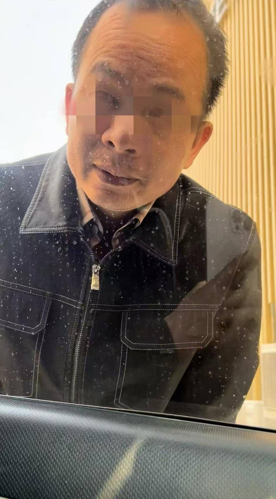 男子求爱遭拒等民警离开后泼硫酸捅刺女子数十刀，终审判死刑