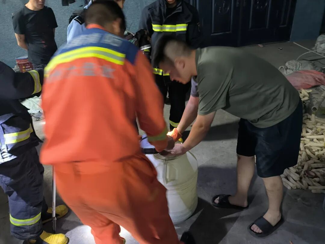 “嘶嘶嘶~”贵州一民宅中惊现3.5米眼镜王蛇，消防：“塑料单间”准备好了