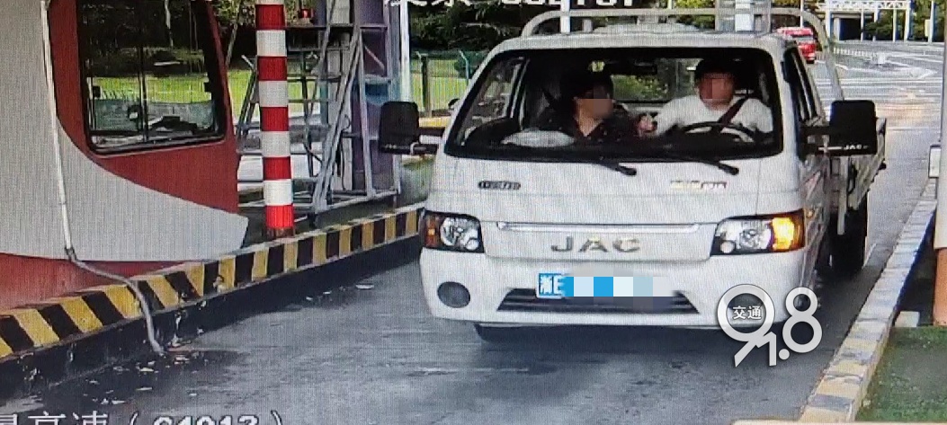 司机准备付费下高速，杭州收费员：“免单！”