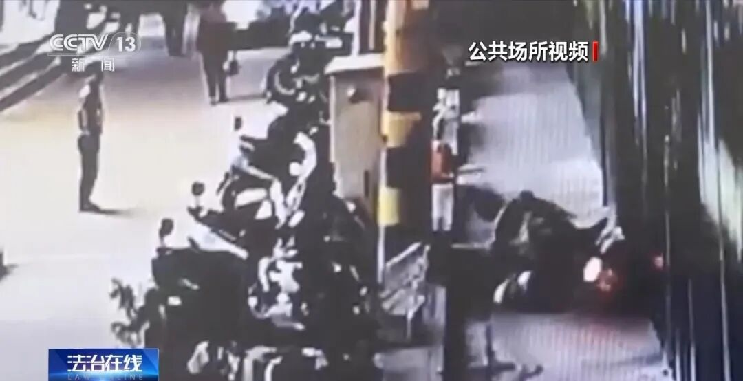 孩子路边踢球致外卖小哥骨折，伤者向其家长索赔！法院判了