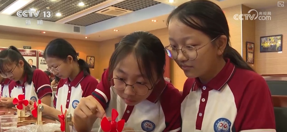 能触摸、能操作！“流动科技馆”进校园 播撒科学种子点燃青少年科技梦