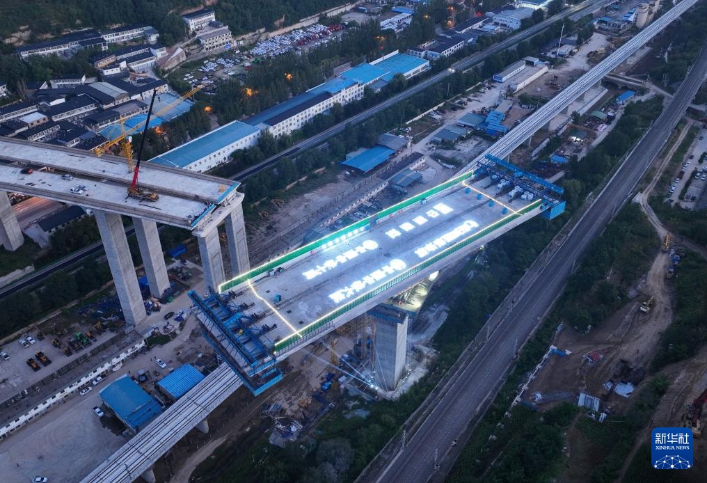 延安南泥湾机场大桥成功转体