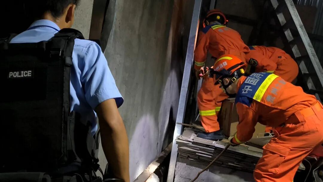 “嘶嘶嘶~”贵州一民宅中惊现3.5米眼镜王蛇，消防：“塑料单间”准备好了