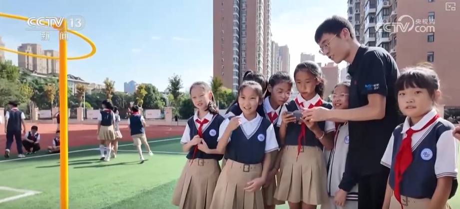 能触摸、能操作！“流动科技馆”进校园 播撒科学种子点燃青少年科技梦