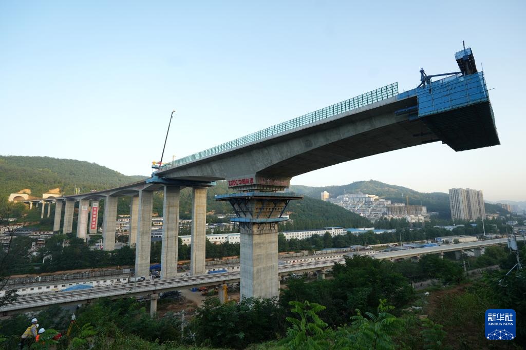 延安南泥湾机场大桥成功转体