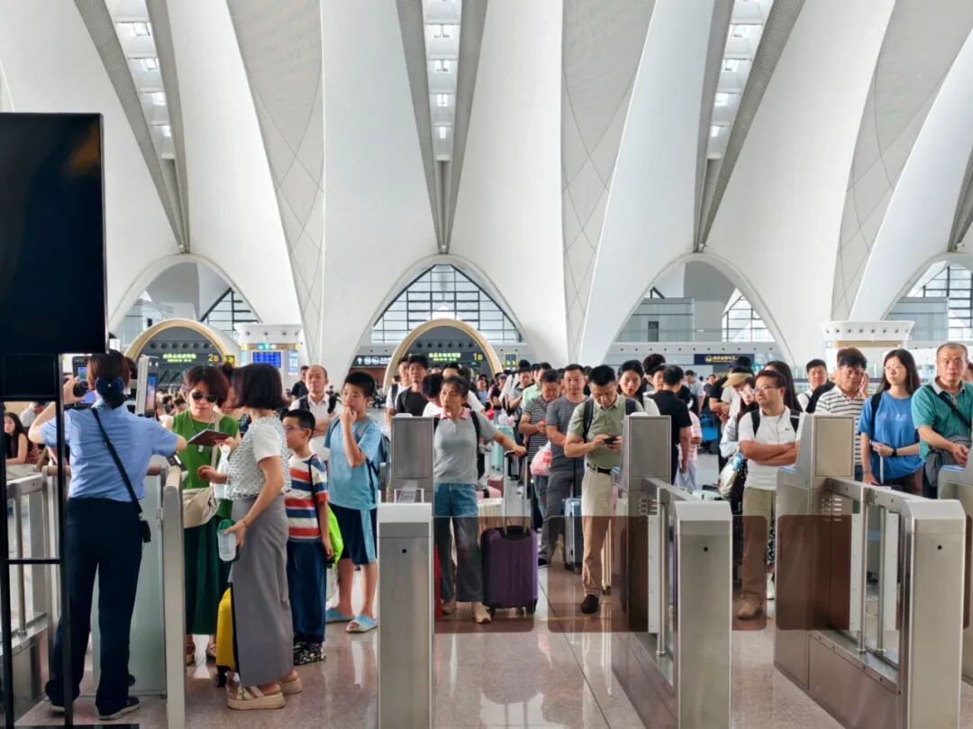 旅客下车后发现，149900元现金落高铁上了！