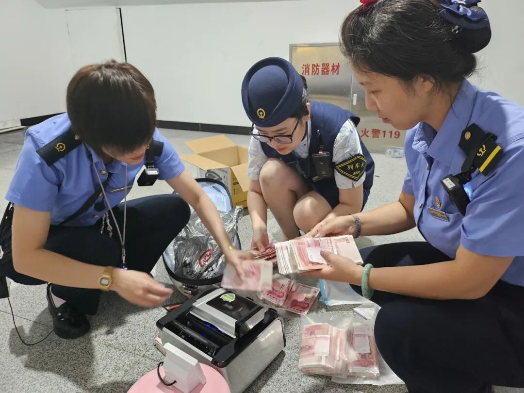 旅客下车后发现，149900元现金落高铁上了！