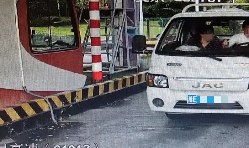 司机准备付费下高速，浙江收费员多看了一眼：“免单！”