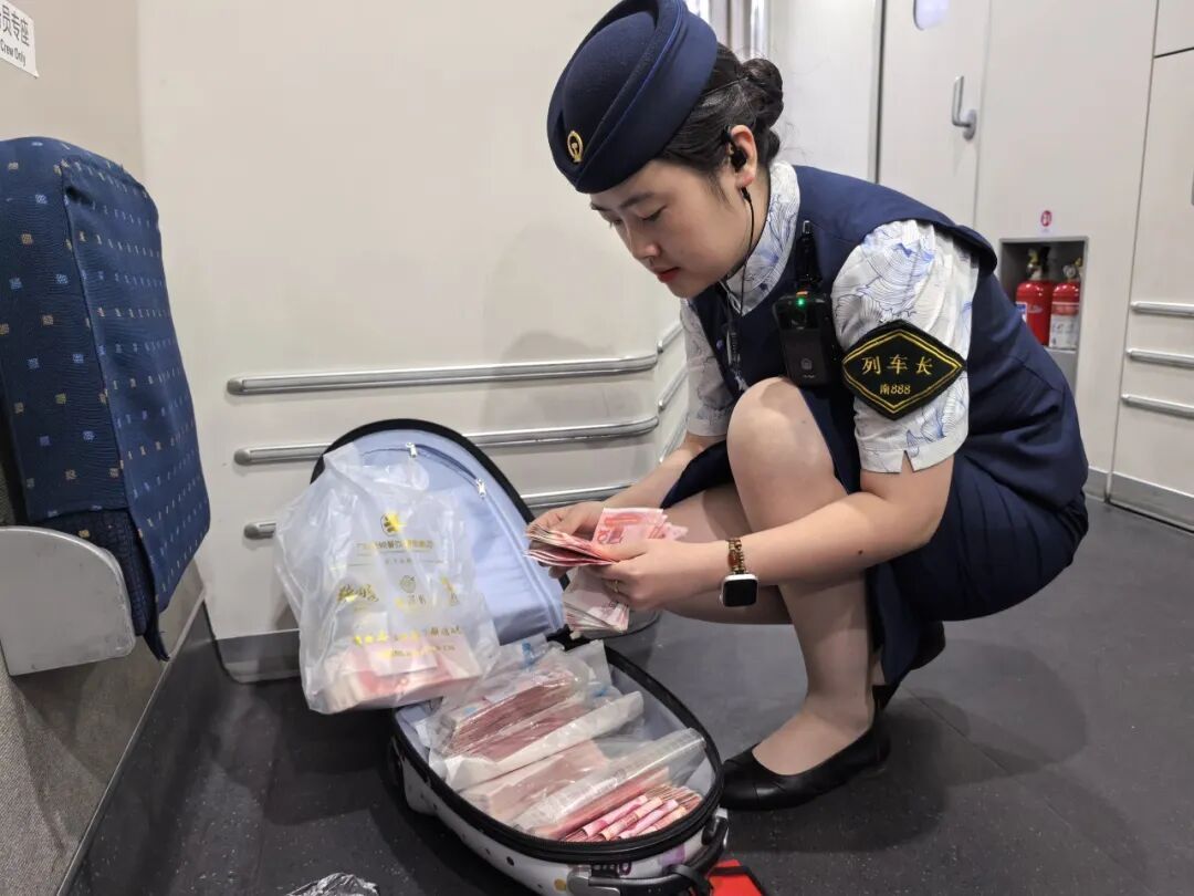 旅客下车后发现，149900元现金落高铁上了！