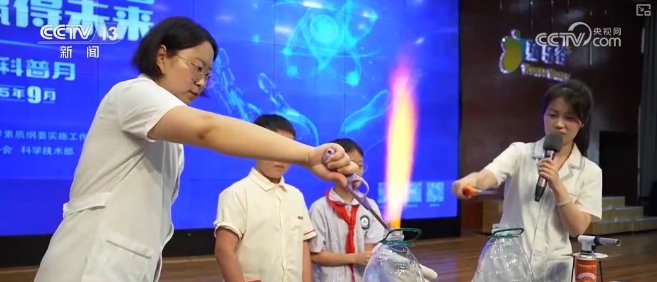 能触摸、能操作！“流动科技馆”进校园 播撒科学种子点燃青少年科技梦