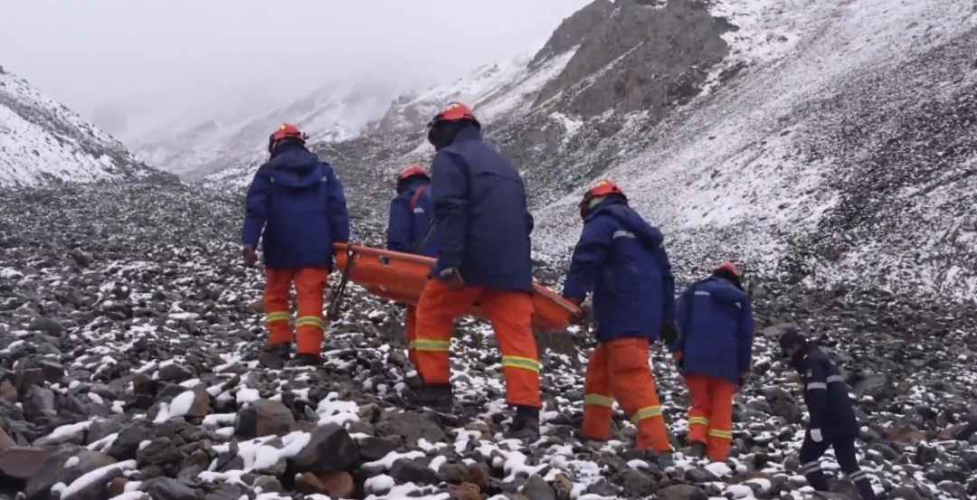 三名男子非法私自攀登玉珠峰被困!青海多部门联合救援 三名男子非法私自攀登玉珠峰被困!青海多部门联合救援