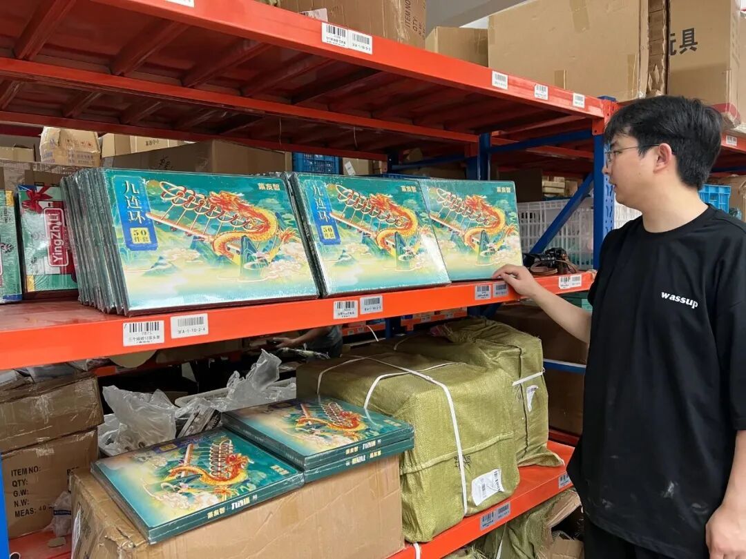 孙子给爷爷买玩具？爷爷：比手机好玩！