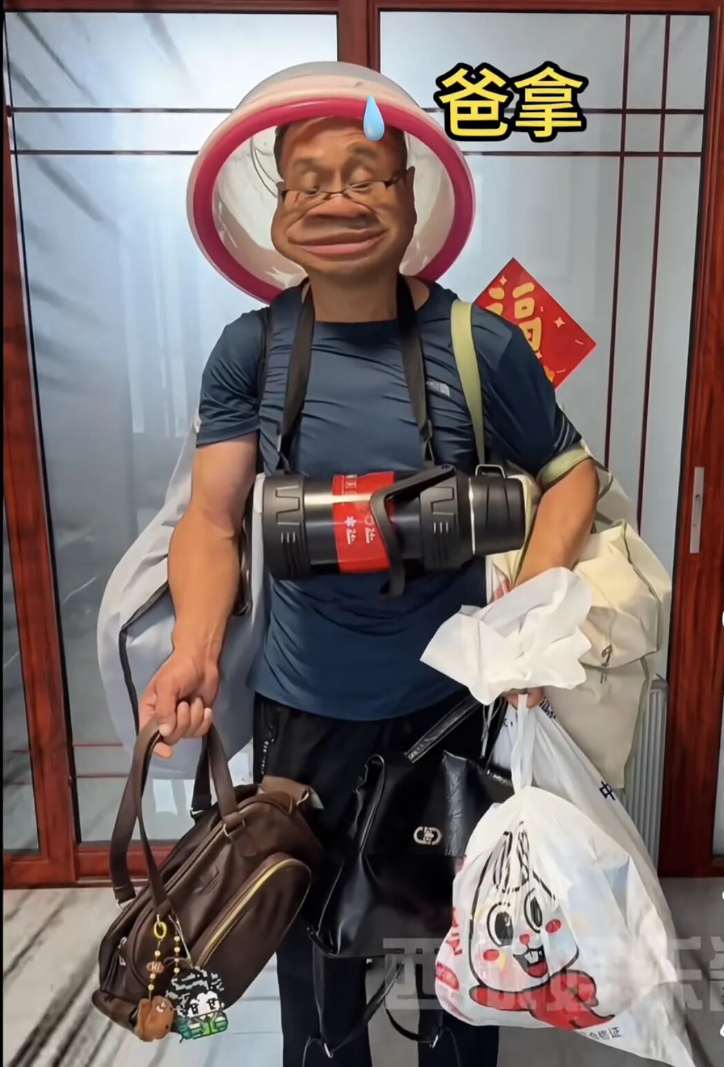 开学季到,爸爸搬行李忙...于是学校里出现了“著名景点”...... 开学季到,爸爸搬行李忙...于是学校里出现了“著名景点”......