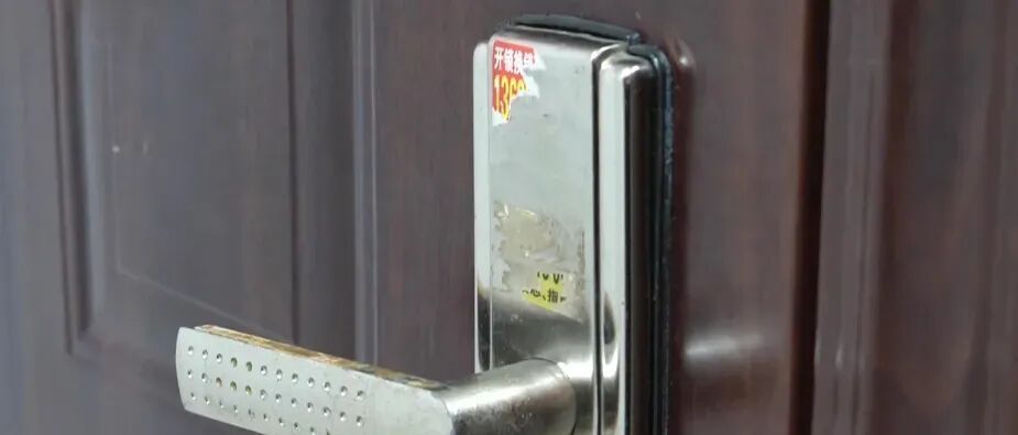 “有人张贴‘黄色贴纸’!”贵阳一小区居民不堪其扰…警方出手了→ “有人张贴‘黄色贴纸’!”贵阳一小区居民不堪其扰…警方出手了→