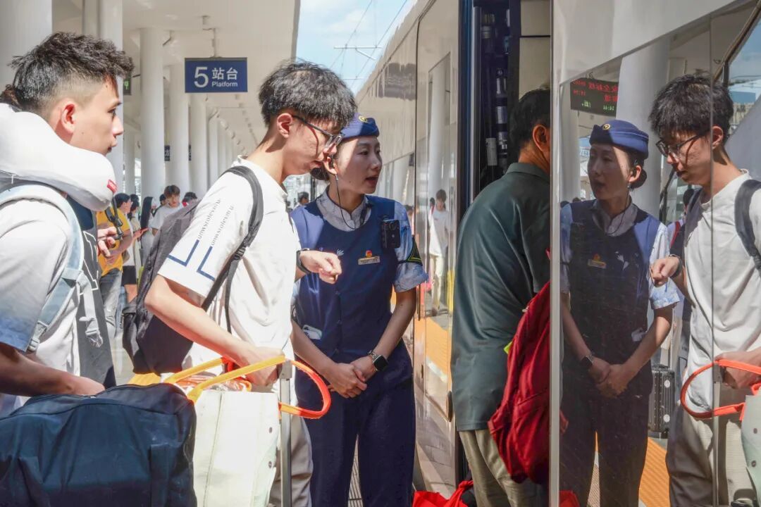 旅客下车后发现，149900元现金落高铁上了！