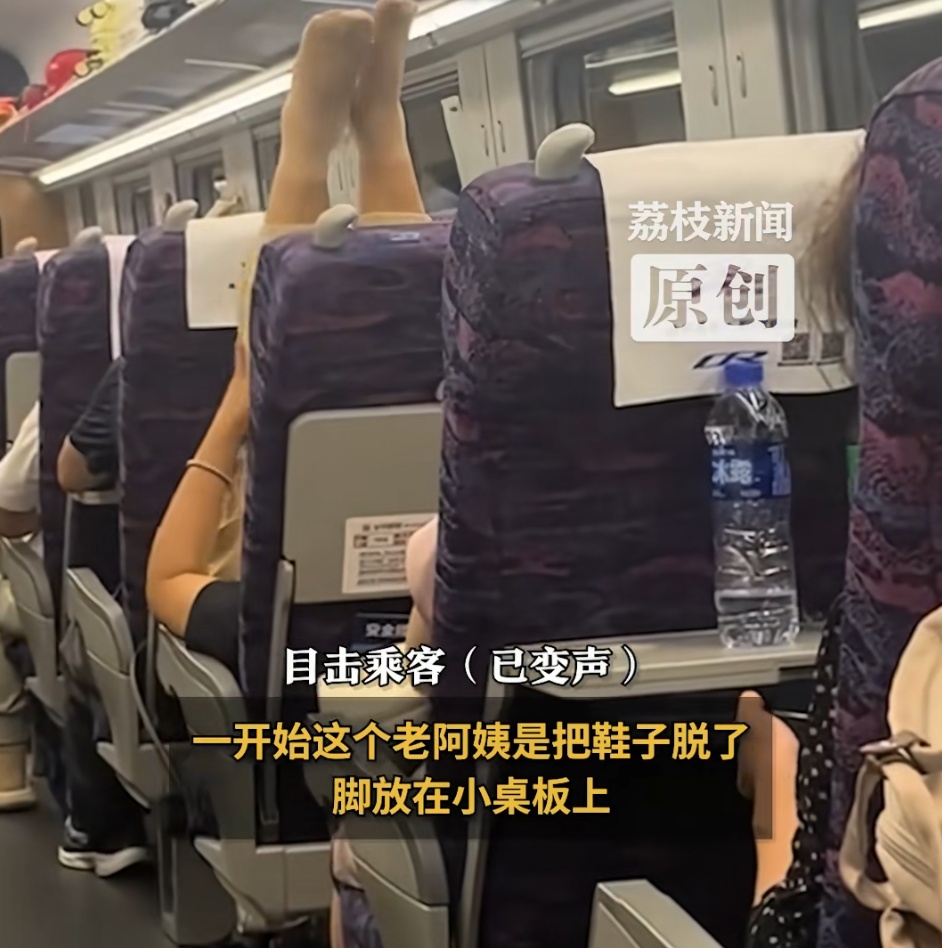 高铁上一名女子在座位上把脚举过头顶练瑜伽，目击者：全程没人劝阻，她还用脚踩踏桌板