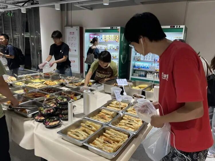 阿里上海总部食堂对外开放？记者晚间探访遇紧急“喊停”，员工：从未明文规定开放