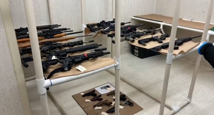 美国13岁少年扬言杀人被捕，家中查获23支枪械