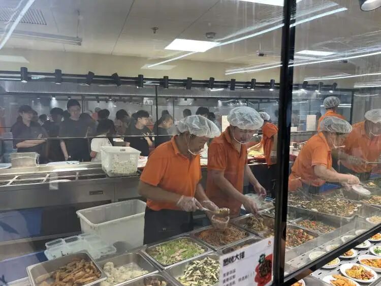 阿里上海总部食堂对外开放？记者晚间探访遇紧急“喊停”，员工：从未明文规定开放
