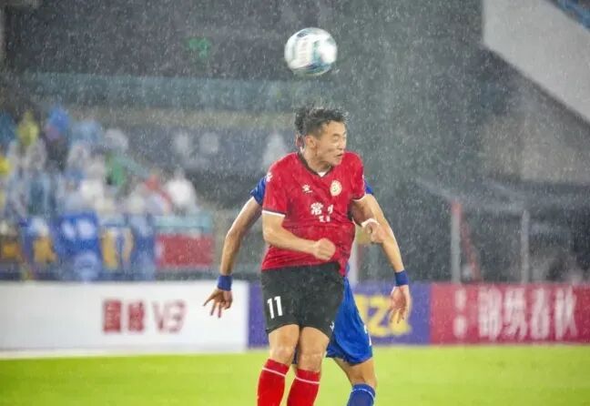 我的体育老师在踢“苏超”，节日快乐！