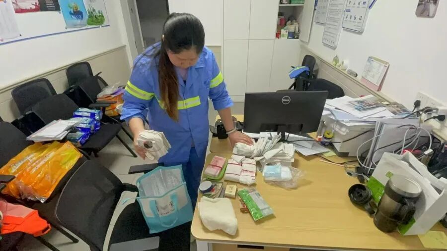 暖心！上海市中心街头散落7个纸袋，环卫打开惊了：竟是40万元现金......
