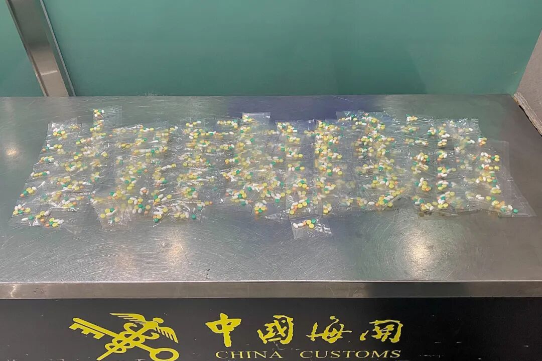 1854粒彩色“药片”？不，这是冰毒！
