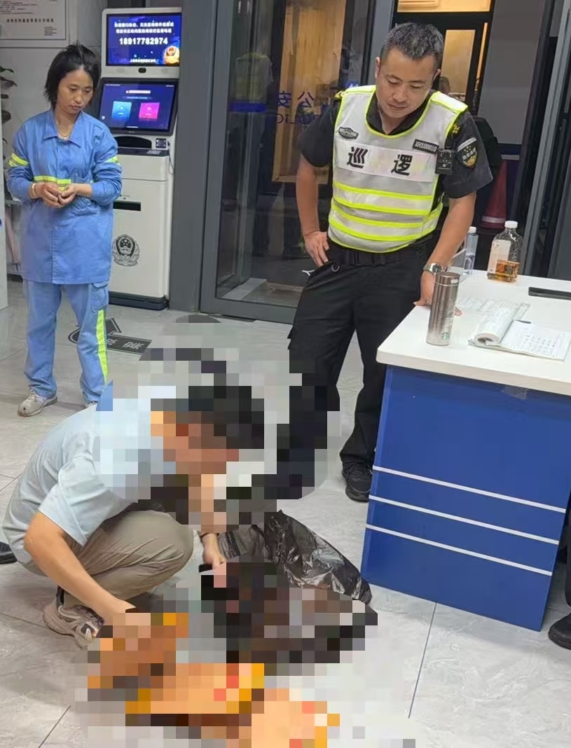 暖心！上海市中心街头散落7个纸袋，环卫打开惊了：竟是40万元现金......