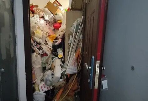 3套房塞了30吨垃圾，这个老人为囤废品甚至还租了两套房