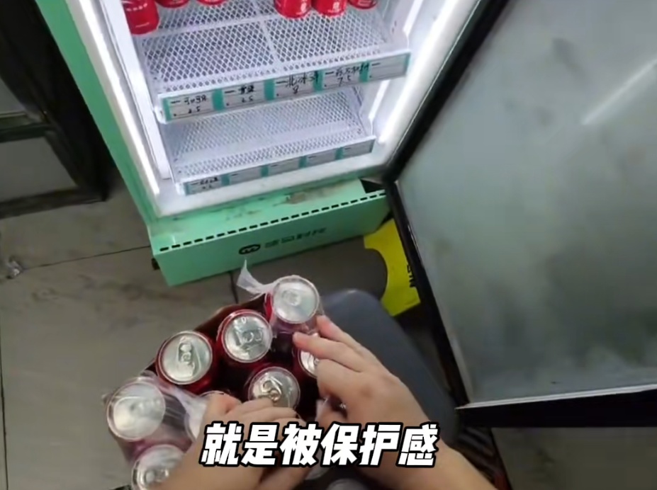 离谱!上海一自助门店冰柜遭“0元购”,周围遍布摄像头…… 离谱!上海一自助门店冰柜遭“0元购”,周围遍布摄像头……