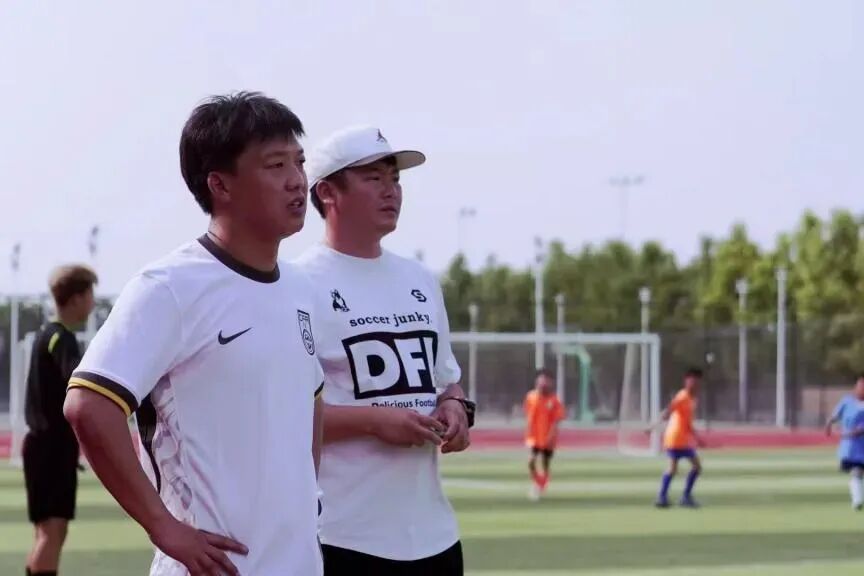 我的体育老师在踢“苏超”，节日快乐！