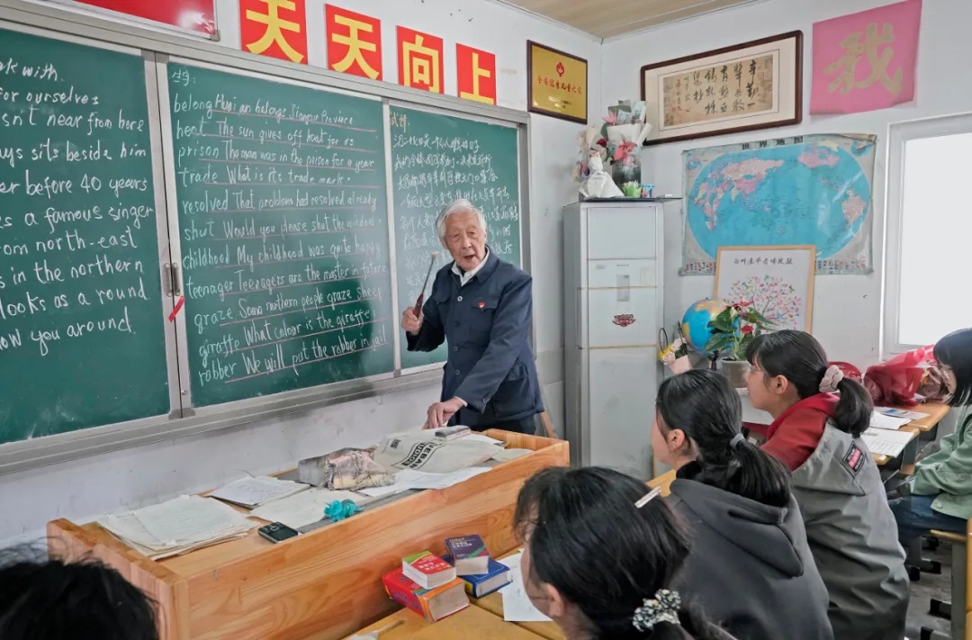 98岁，他仍在授课、批改作业！
