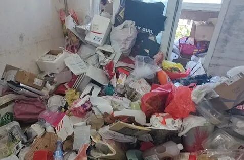 3套房塞了30吨垃圾，这个老人为囤废品甚至还租了两套房