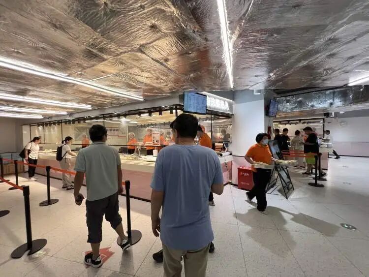 阿里上海总部食堂对外开放？记者晚间探访遇紧急“喊停”，员工：从未明文规定开放