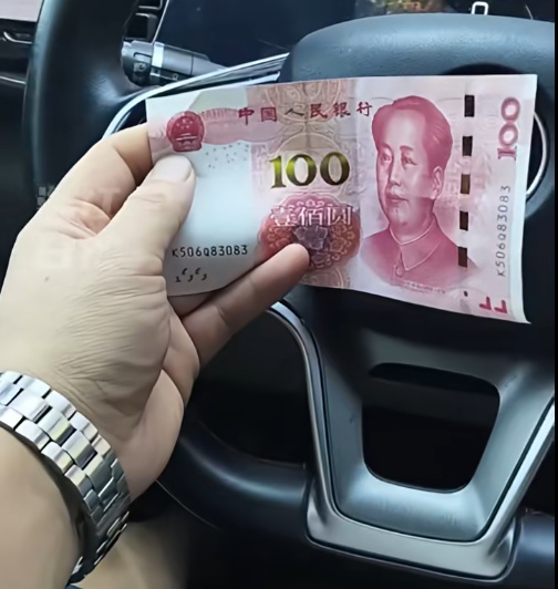“这哪是多给的100块，这是人间烟火的温度啊！”