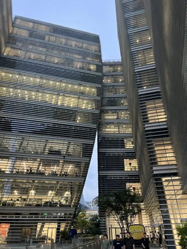 阿里上海总部食堂对外开放？记者晚间探访遇紧急“喊停”，员工：从未明文规定开放