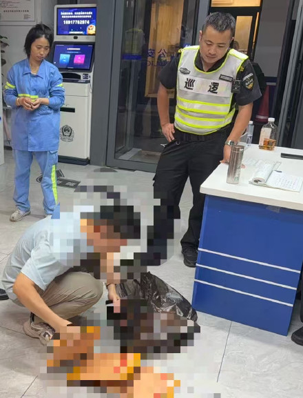 上海一环卫工人捡到40万现金，不到一小时完璧归赵