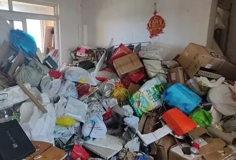 3套房塞了30吨垃圾，这个老人为囤废品甚至还租了两套房