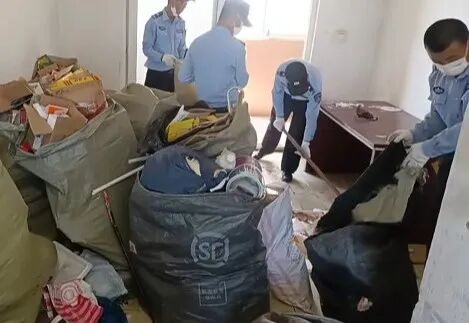 3套房塞了30吨垃圾，这个老人为囤废品甚至还租了两套房