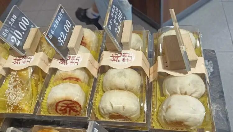 申城鲜肉月饼火热“斗法”！老字号单店单日售卖超2万只，有店家优惠到两块钱一只