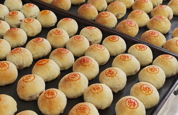 申城鲜肉月饼火热“斗法”！老字号单店单日售卖超2万只，有店家优惠到两块钱一只