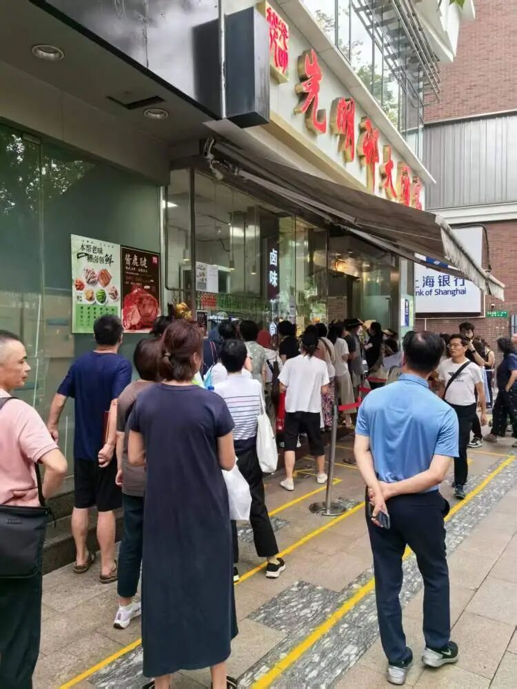 申城鲜肉月饼火热“斗法”！老字号单店单日售卖超2万只，有店家优惠到两块钱一只