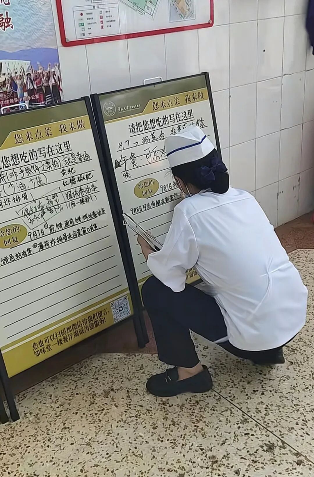 食堂留言板成“许愿池”，食堂阿姨手写回复学生点菜