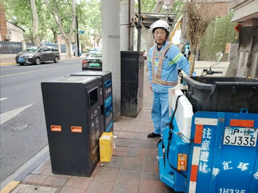 暖心！上海市中心街头散落7个纸袋，环卫打开惊了：竟是40万元现金......