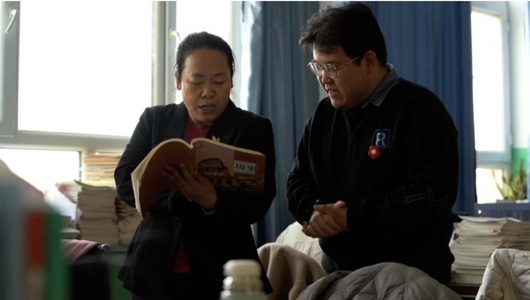 “没人举手是吧，那我开始点名了！”