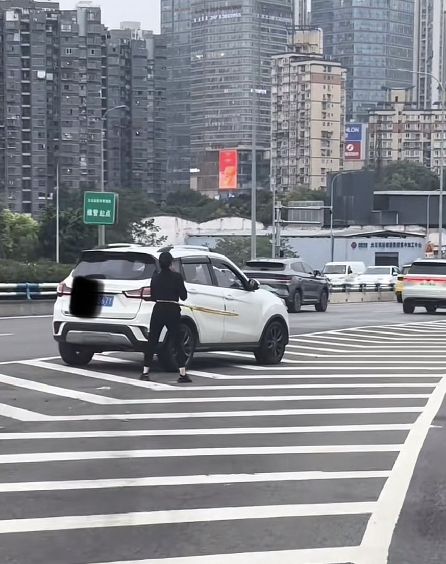 重庆一女子下车在高架桥网状线转呼啦圈，当地交警：可能车坏了等待救援，会批评教育