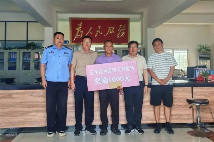 奖励！桥梁垮塌前，他拦住行人和车辆！