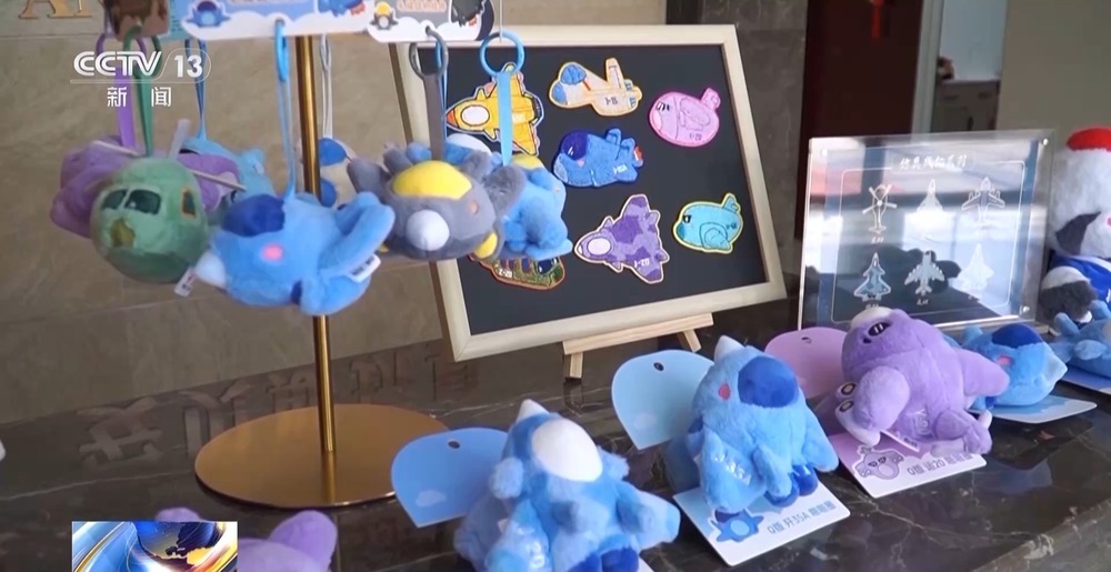 “包挂”风撬动消费市场 听说这届年轻人流行“万物皆可挂”