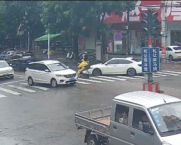 无证驾驶还肇事逃逸！司机转弯撞人后“一跑了之”……