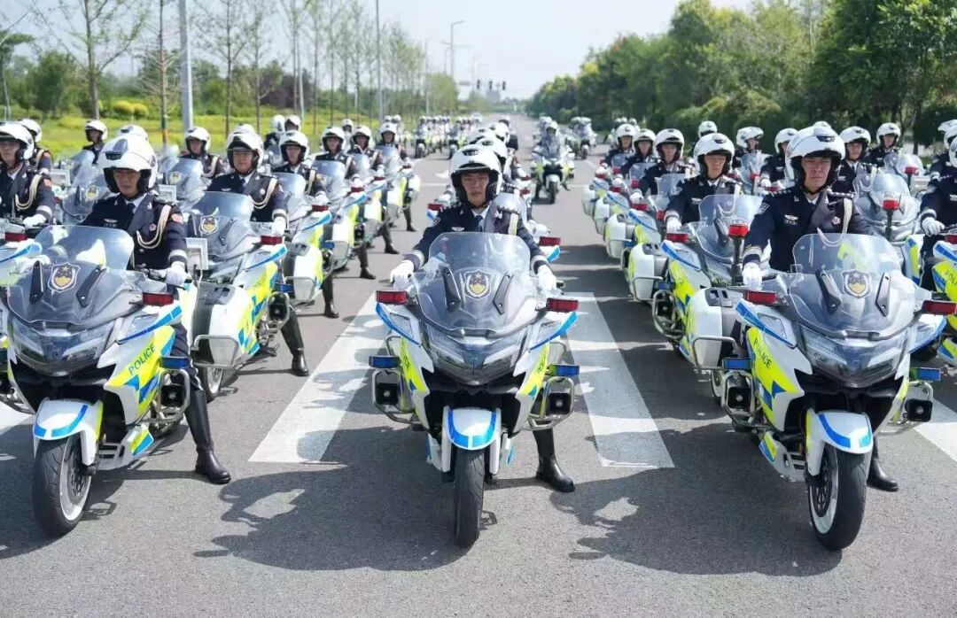 护航烈士遗骸归国 沈阳公安铁骑肃卫归途