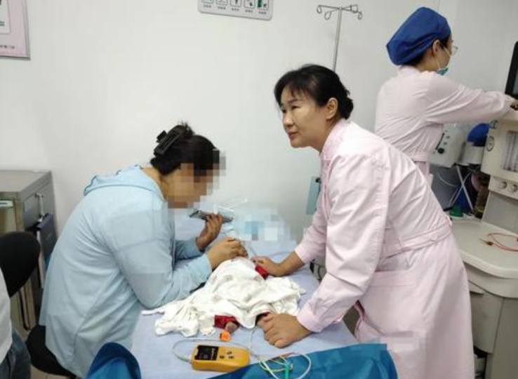 180秒捡回一条命！早产儿心跳骤停，郑州医护团队极速救援